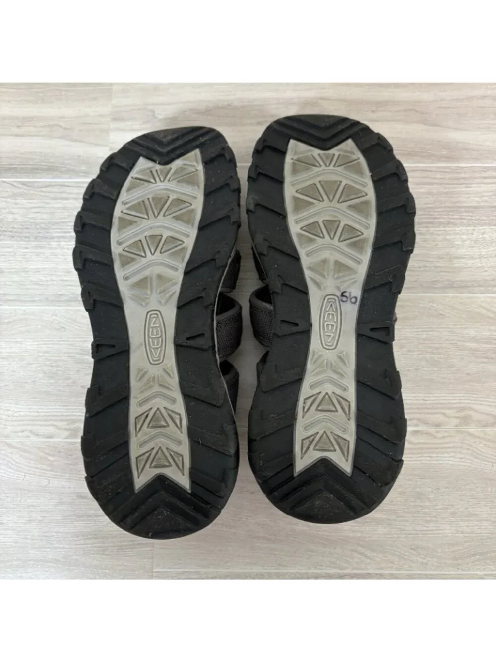 Keen Sandals Youth Size 5 Gray Adjustable Toggle Waterproof Hiking Sport